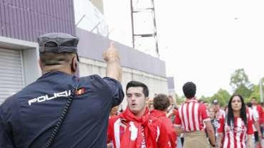 La Policía controla a la afición del Sporting.