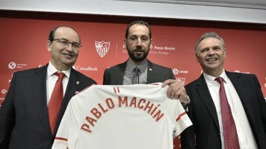 Machín, secundat pel president José Castro i el director de futbol Joaquín Caparrós.