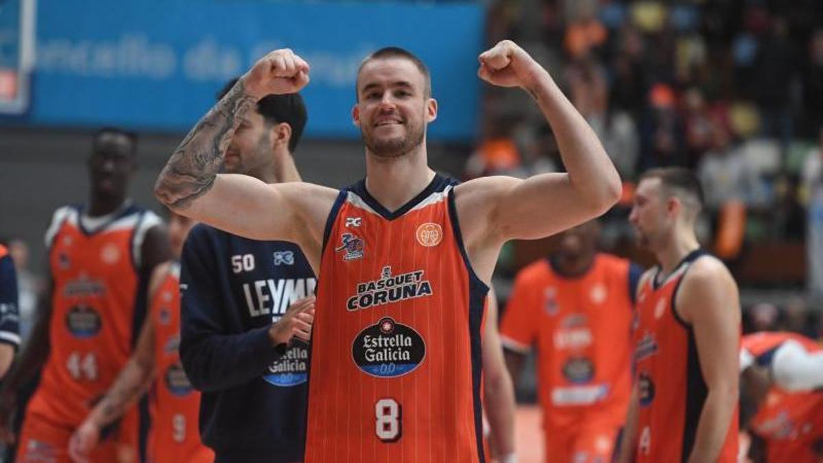 Dino Radoncic celebra el triunfo del Leyma Coruña contra el Palencia en la liga regular en el Coliseum.