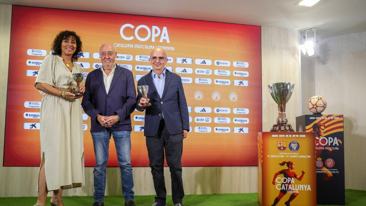 Joan Soteras posa junto a la regidora de deportes de l’Ajuntament de Sabadell, Montserrat González, y Joaquim Badia,