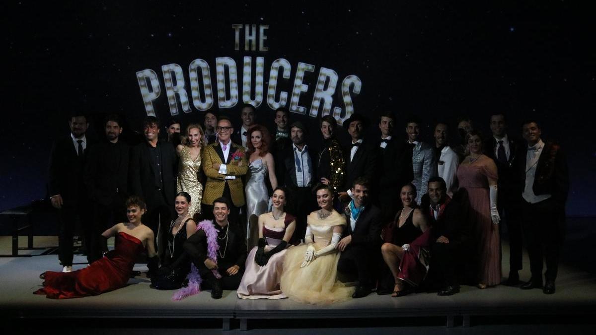 Fotografia de família amb l'equip de 'The producers'