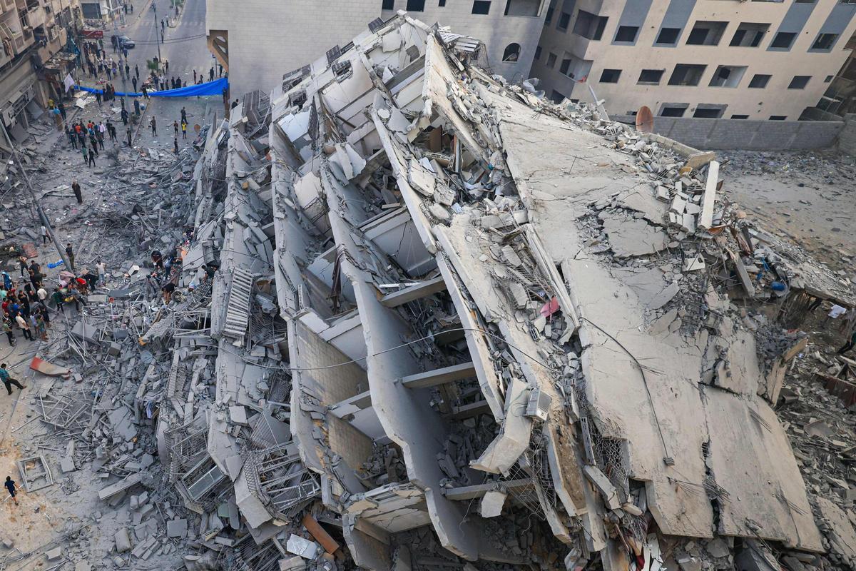 Un edificio destruido tras un ataque con misiles de Israel en la ciudad de Gaza