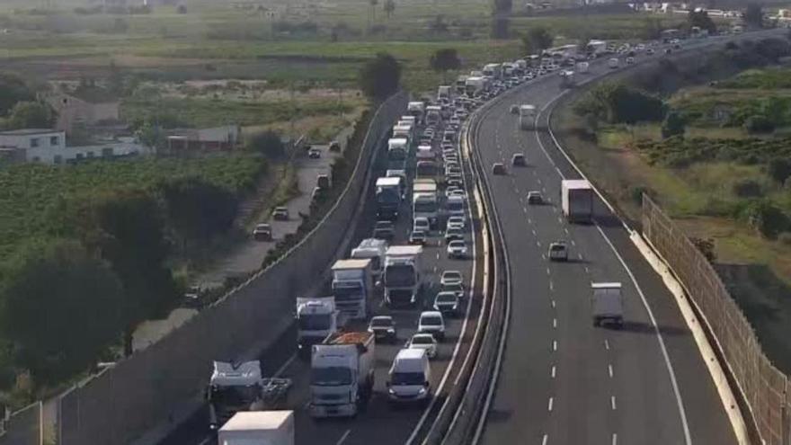 Un accidente en la A-7 a la altura de Torrent complica el tráfico de entrada a Valencia este martes