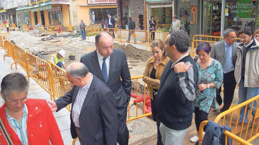 Antón Louro, durante su visita a las obras de la calle Rey Daviña