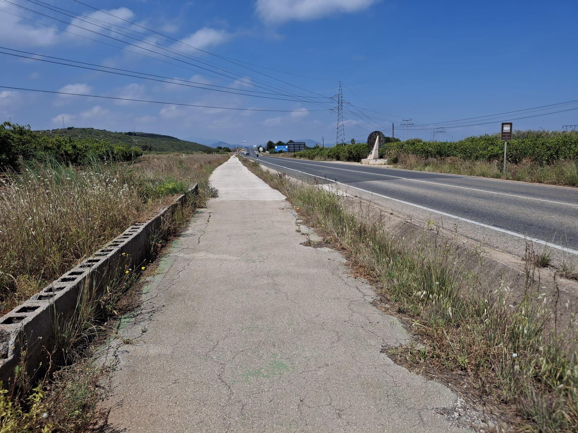 El deteriorado carril bici de El Verger a Pego y el peligroso cruce de Monte Pego
