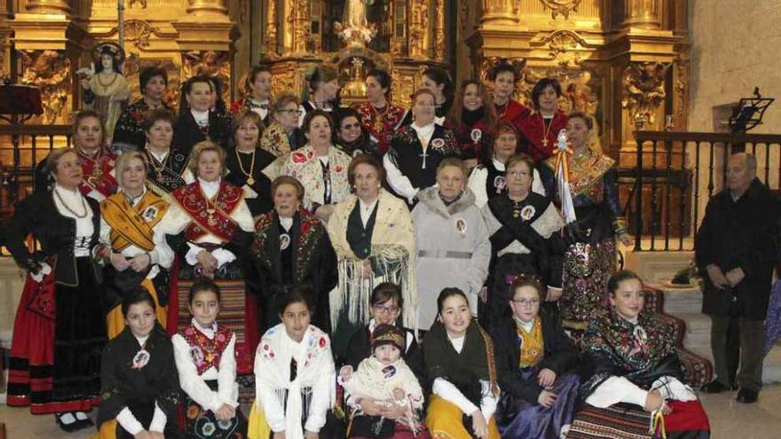 La Cofradía de Santa Águeda de Fuentesaúco posa en la iglesia.