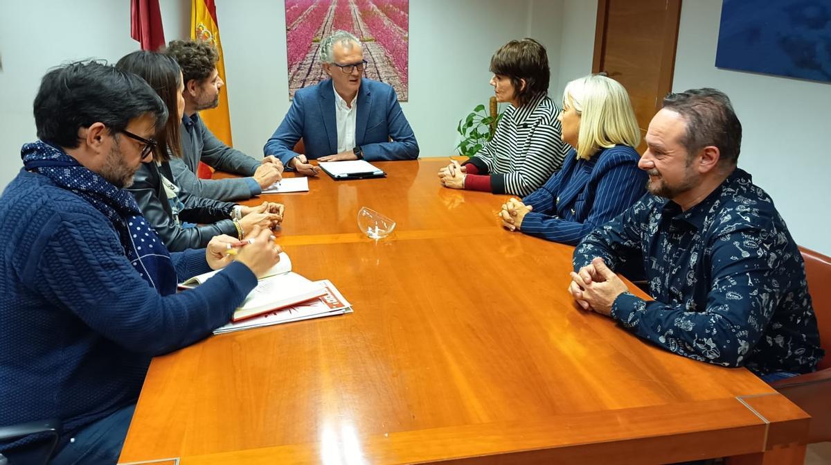 Reunión del consejero Juan José Pedreño con los representantes de Comisiones Obreras y UGT, este martes.