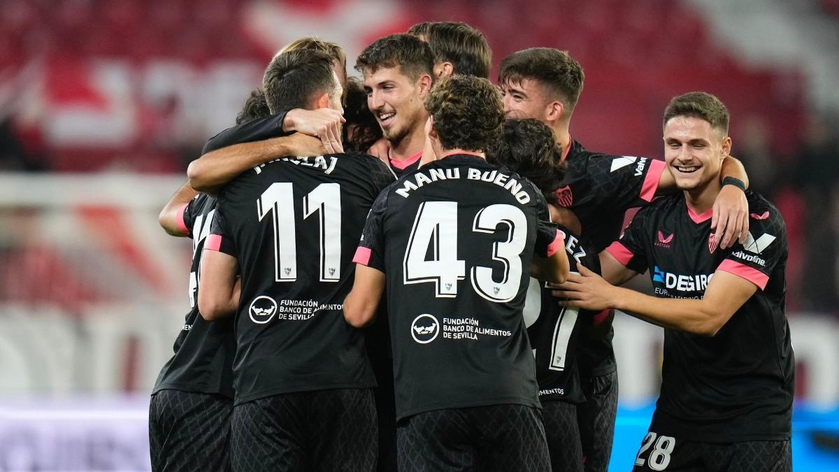 Los jugadores del Sevilla celebran un gol