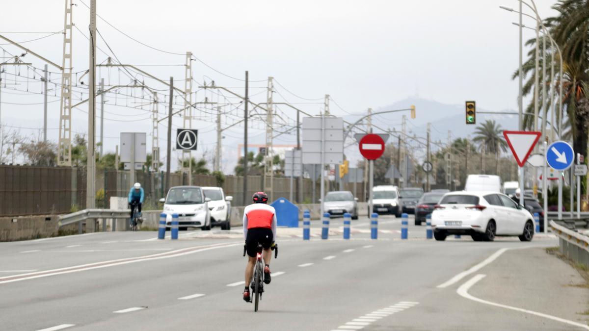 Un ciclista travessa l&#039;N-II al seu pas pel Maresme