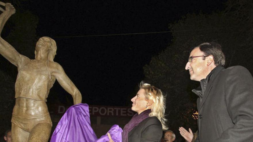 Marta Domínguez, inaugurando hace años una estatua en su honor en Palencia.