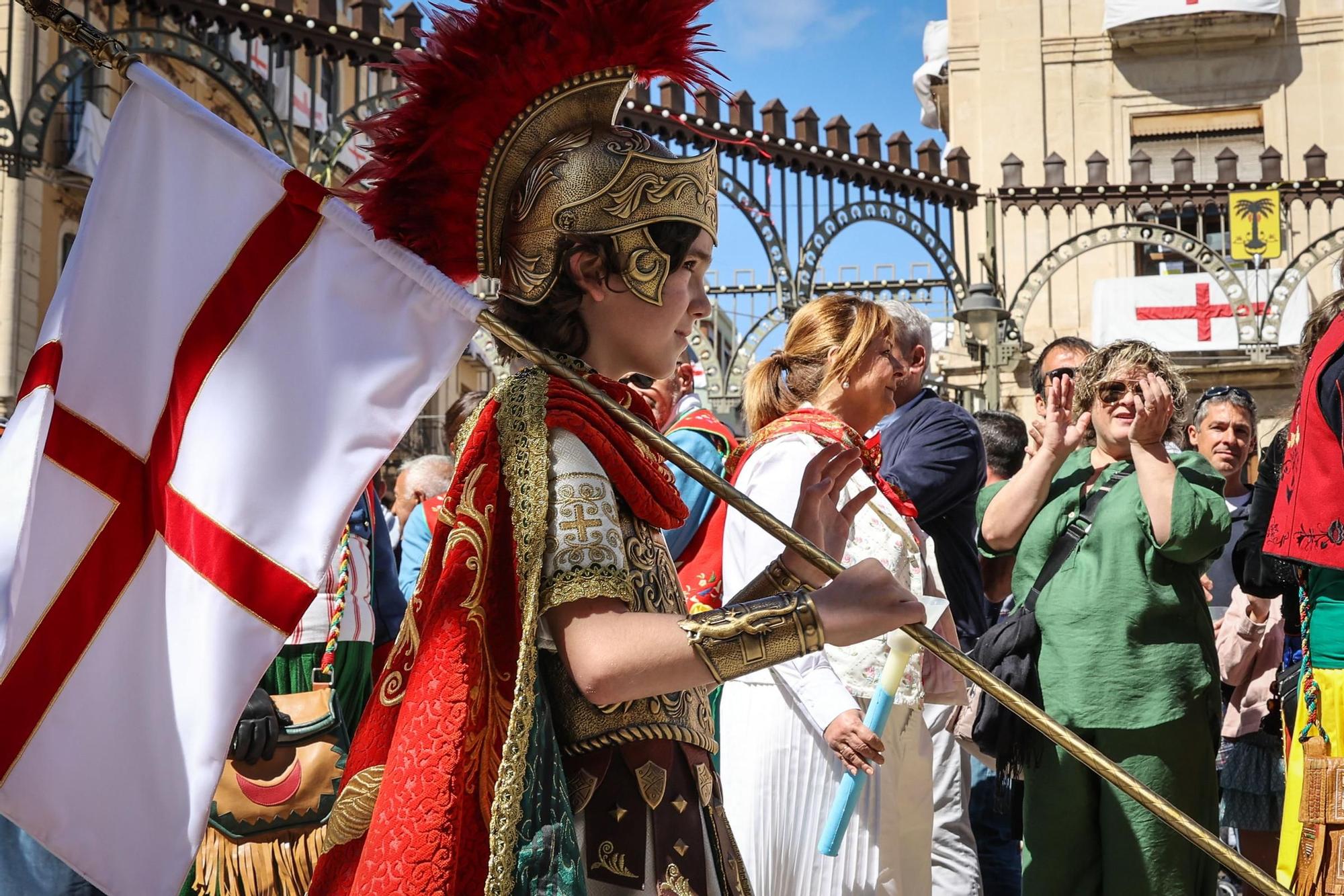 El Sant Jordiet entre claveles en la procesión de la Reliquia