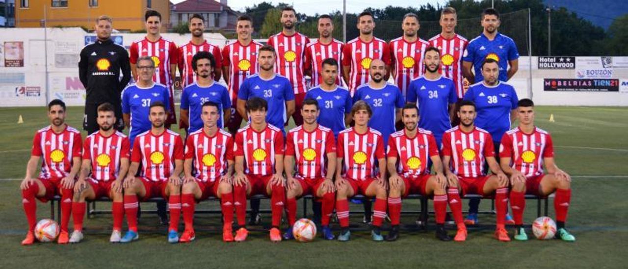 Imagen de la plantilla y el cuerpo técnico del Alondras para la presente temporada. | // GONZALO NÚÑEZ
