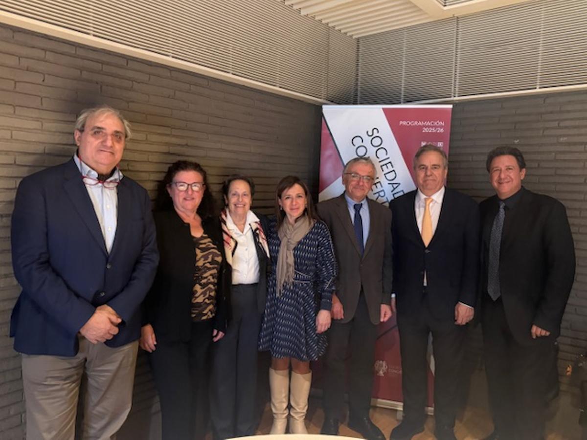 El jurado del premio de la Sociedad de Conciertos de Alicante junto a Afonso Ramón Borja.