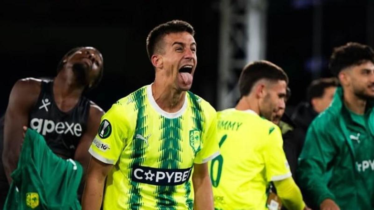 Pere Pons celebra una victòria amb l'AEK Larnaca
