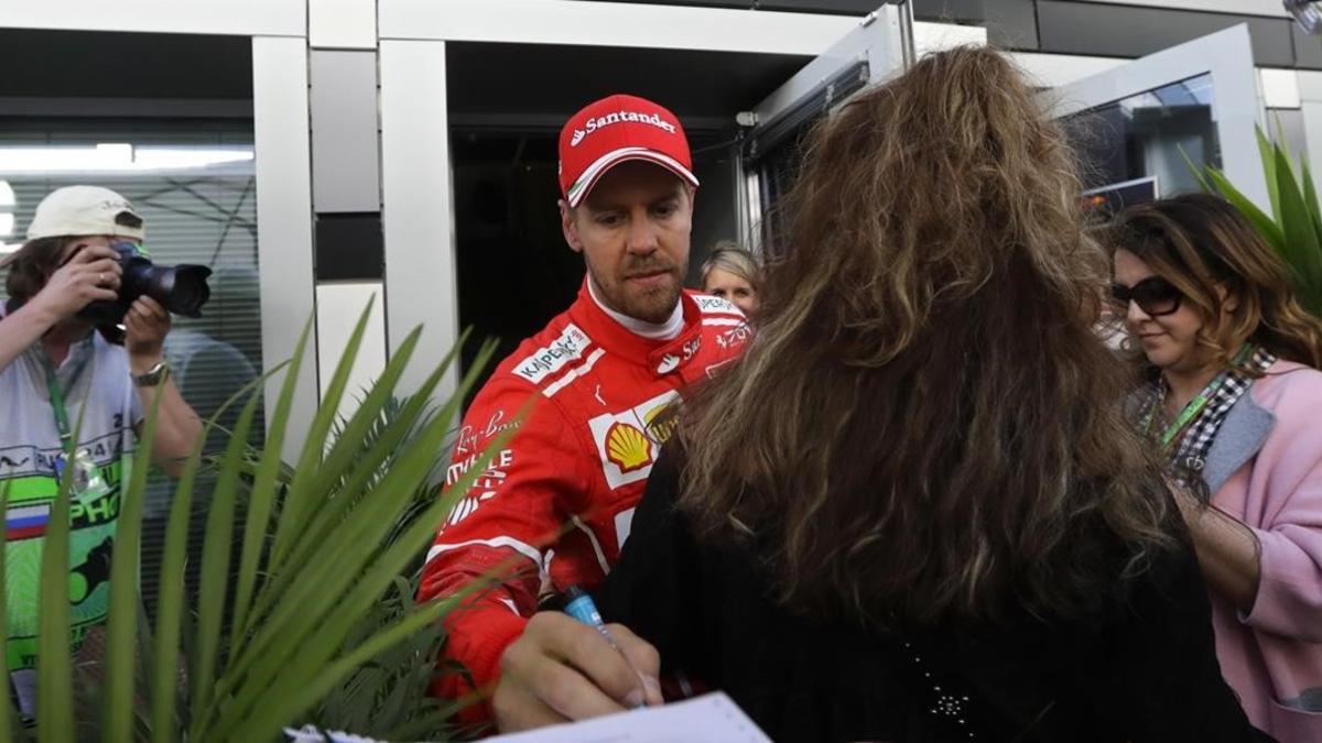 Sebastian Vettel (Ferrari) firma un autógrafoe, en Sochi (Rusia).