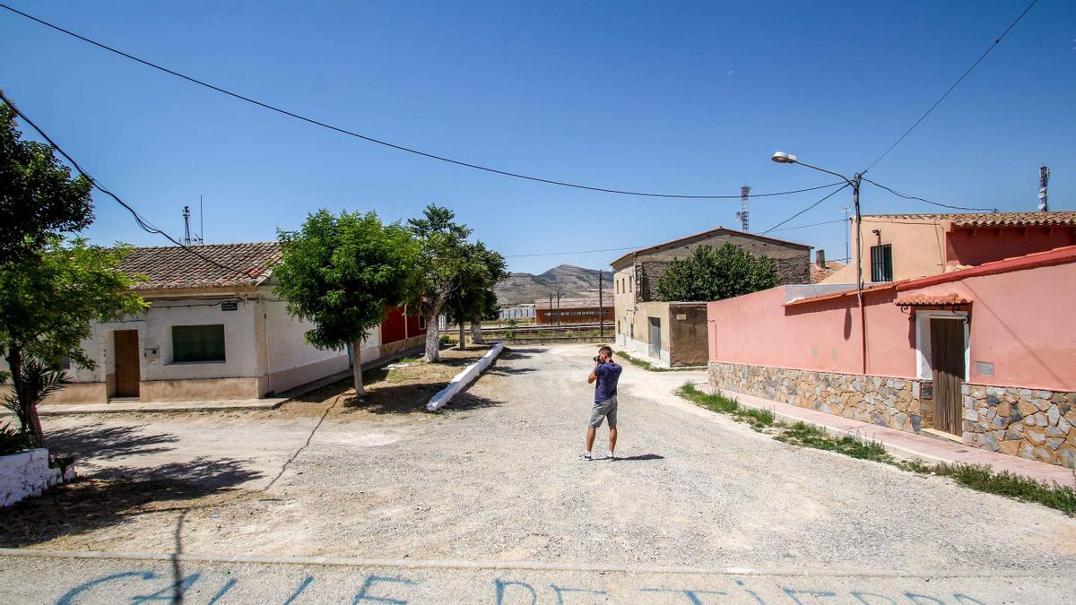 Los vecinos de La Encina reclaman una mejora de todas las calles y aceras de la pedanía.