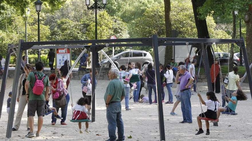 Niños y mayores en el parque de Castrelos, en Vigo. // José Lores