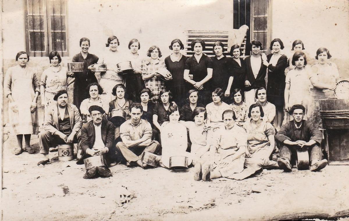 Un grupo de trabajadoras de una de las conserveras tapiegas.