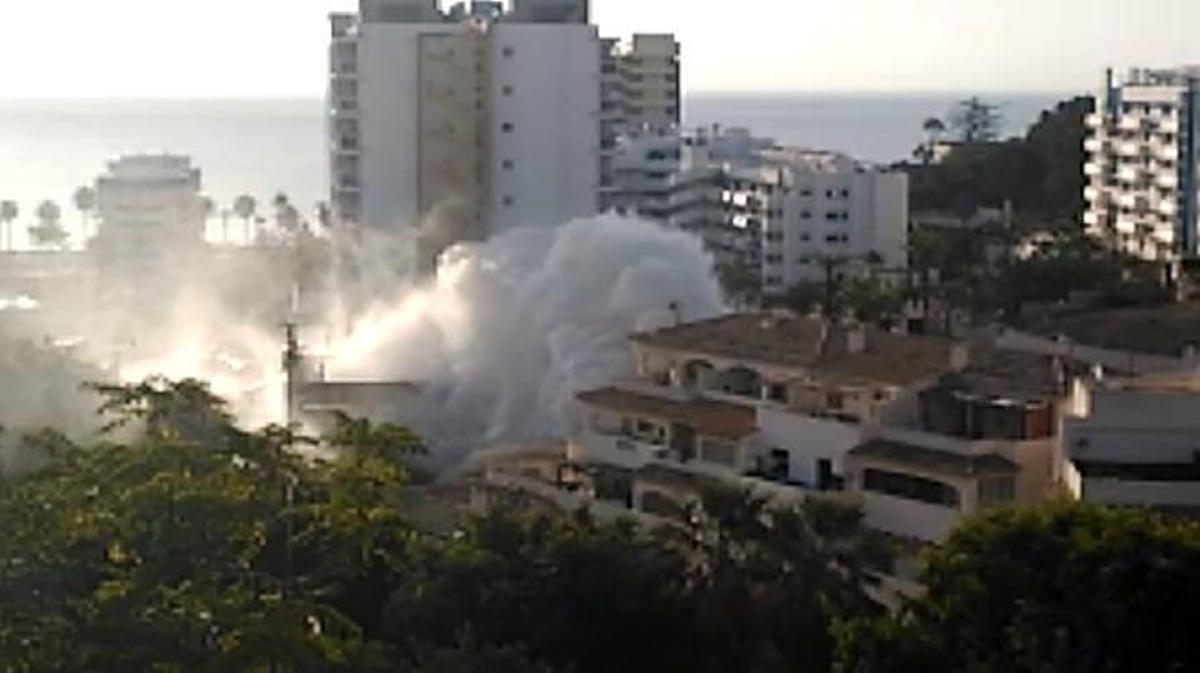 La rotura de una tubería provoca una columna de agua en Benalmádena