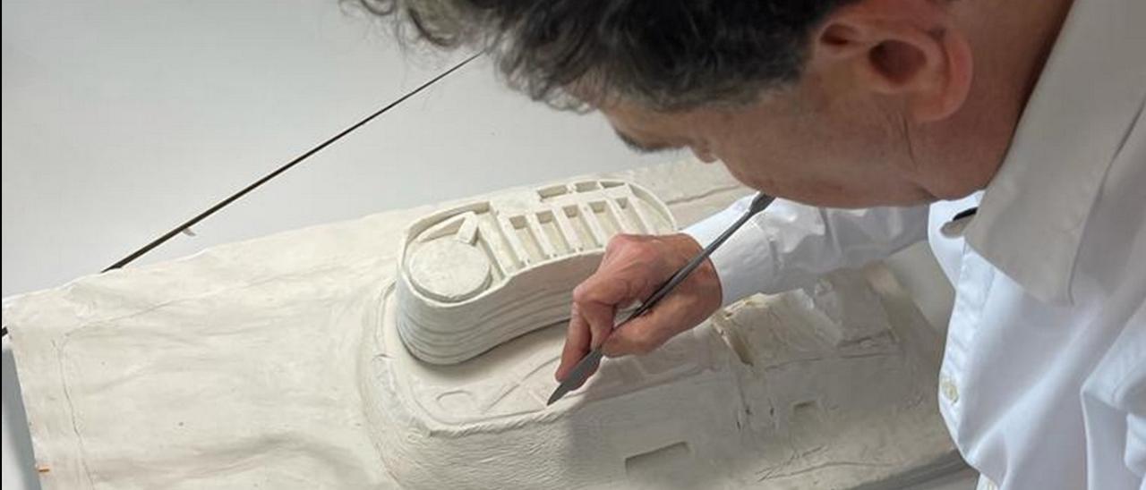 Fernando Menis trabajando en la maqueta de los Edificios de Servicios Esenciales.