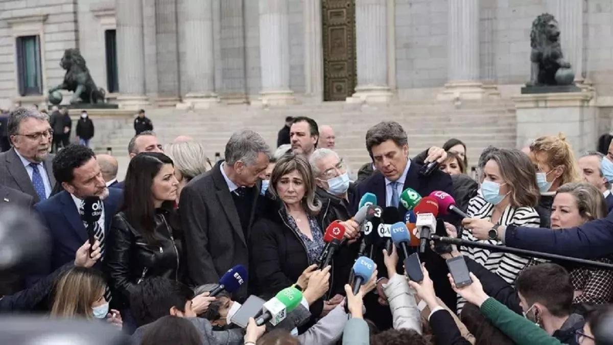 Marisol Burón (centro), acompañada de los padres de Diana Quer y Marta del Castillo, ante el Congreso de los Diputados, en marzo de 2022