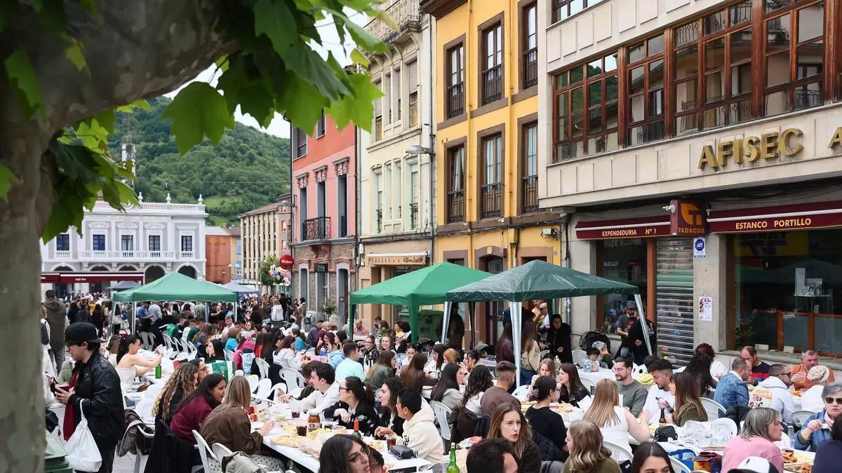 Laviana comparte un multitudinario aperitivo del Descenso Folklórico: "Es una fiesta de primera magnitud"
