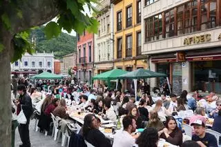 Así fue la gran comida en la calle de Pola de Laviana, con más de 2.700 asistentes