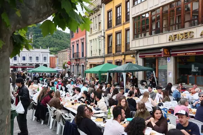 Así fue la gran comida en la calle de Pola de Laviana, con más de 2.700 asistentes