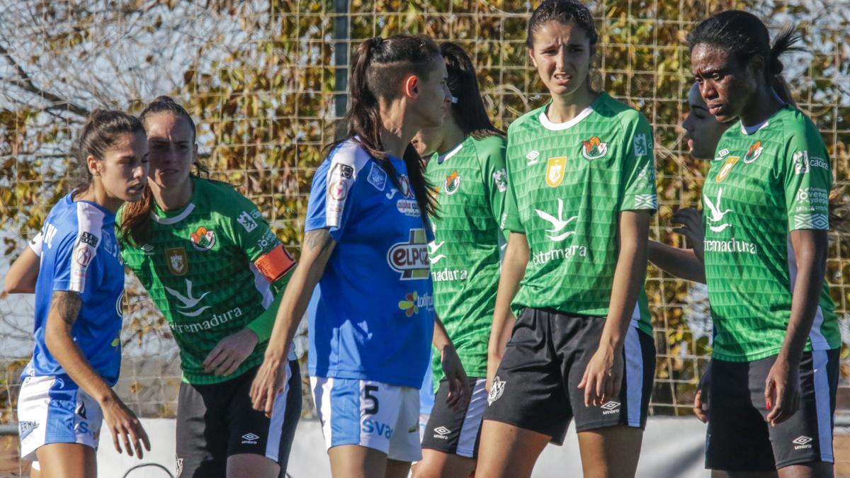 jugadoras de Cacereño Femenino y Alhama durante el encuentro en Cáceres.