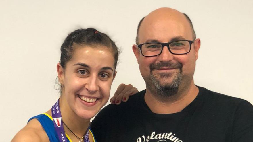 La campeona olímpica en Río 2016, Carolina Marín, junto a Ernesto García, técnico del CB Pitiús.