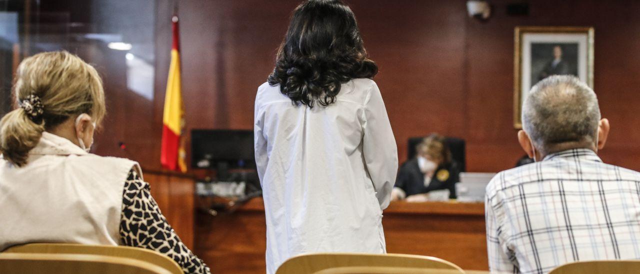 Una de las enfermeras acusadas de espiar el historial clínico de una compañera, en el juicio este martes. /  SILVIA SANCHEZ FERNANDEZ