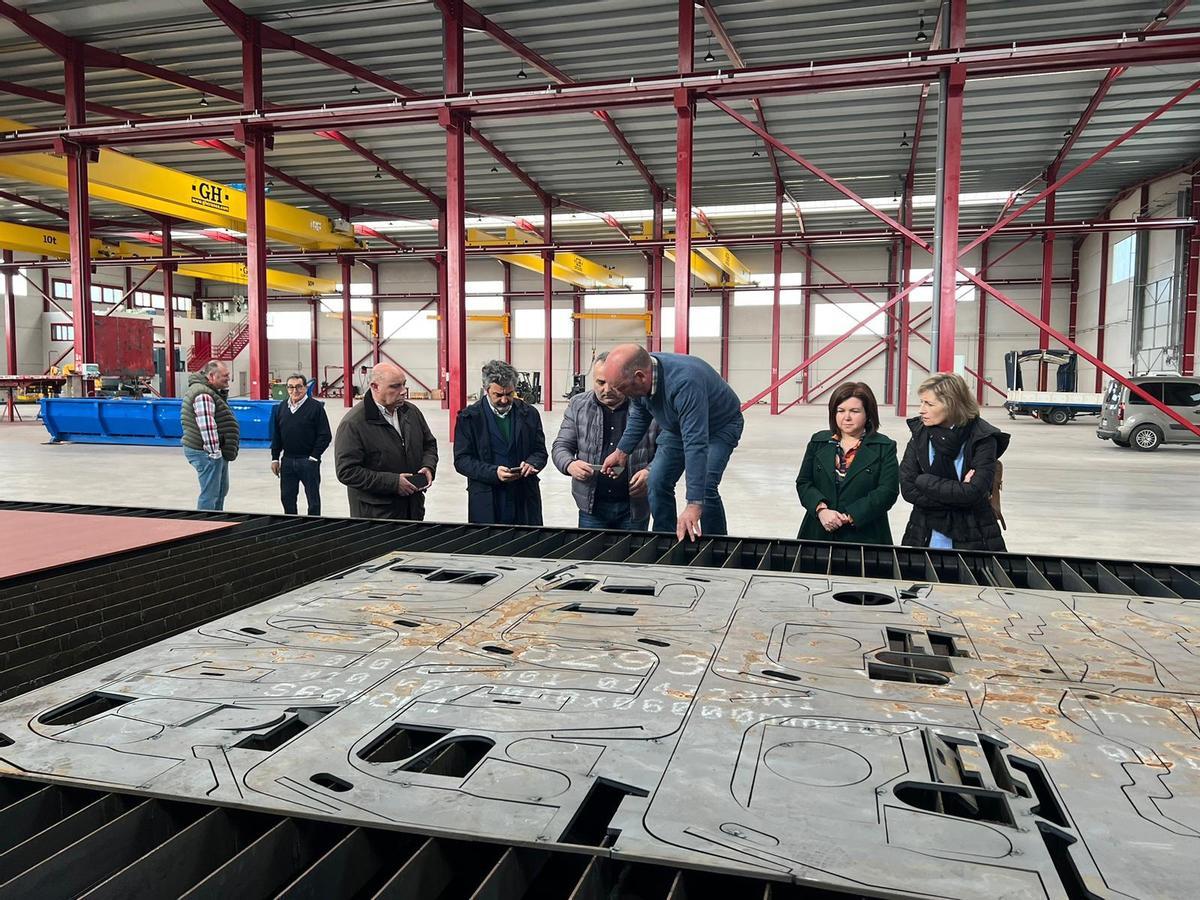 Políticos visitando hace unos días, el interior de la nueva nave de Monra.