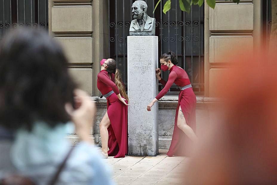 Muestra de danza en la calle Palacio Valdés, junto al teatro. |