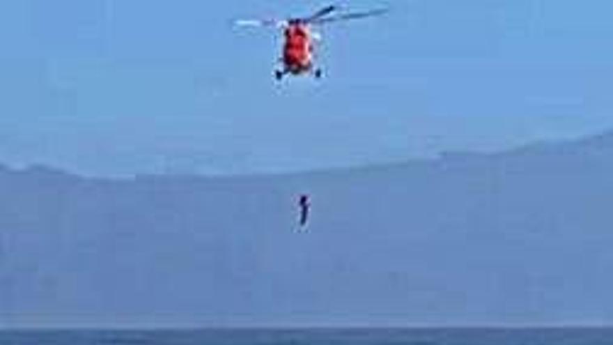 Uno de los dos helicópteros del GES que intervinieron ayer en los rescates.