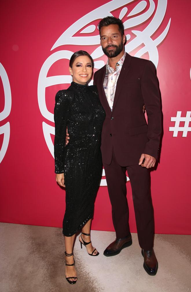 Eva Longoria junto a Ricky Martin con vestido negro de lentejuelas y escote en la espalda