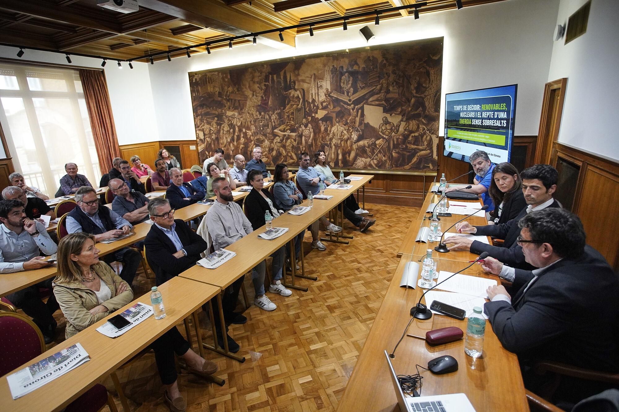 Girona cambra comerç jornada del diari «Temps de decidir: renovables, nuclears i el repte d’una energia sense sobresalts» Miquel Bosch, Director de negoci de Bassols Energia, Olot Prof. Alexandre Deltell, Universitat de Girona, enginyer de Fluids, Energia i Medi Ambient. Sra. Anna Camp, Directora de l’Institut Català d’Energia de Catalunya, Generalitat de Catalunya