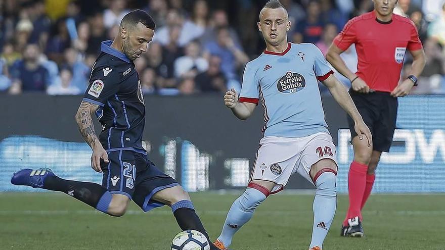 Lobotka, ante el deportivista Guilherme, en un partido en Balaídos. // Ricardo Grobas