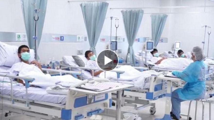 Tailandia difunde las primeras imágenes de los niños en el hospital