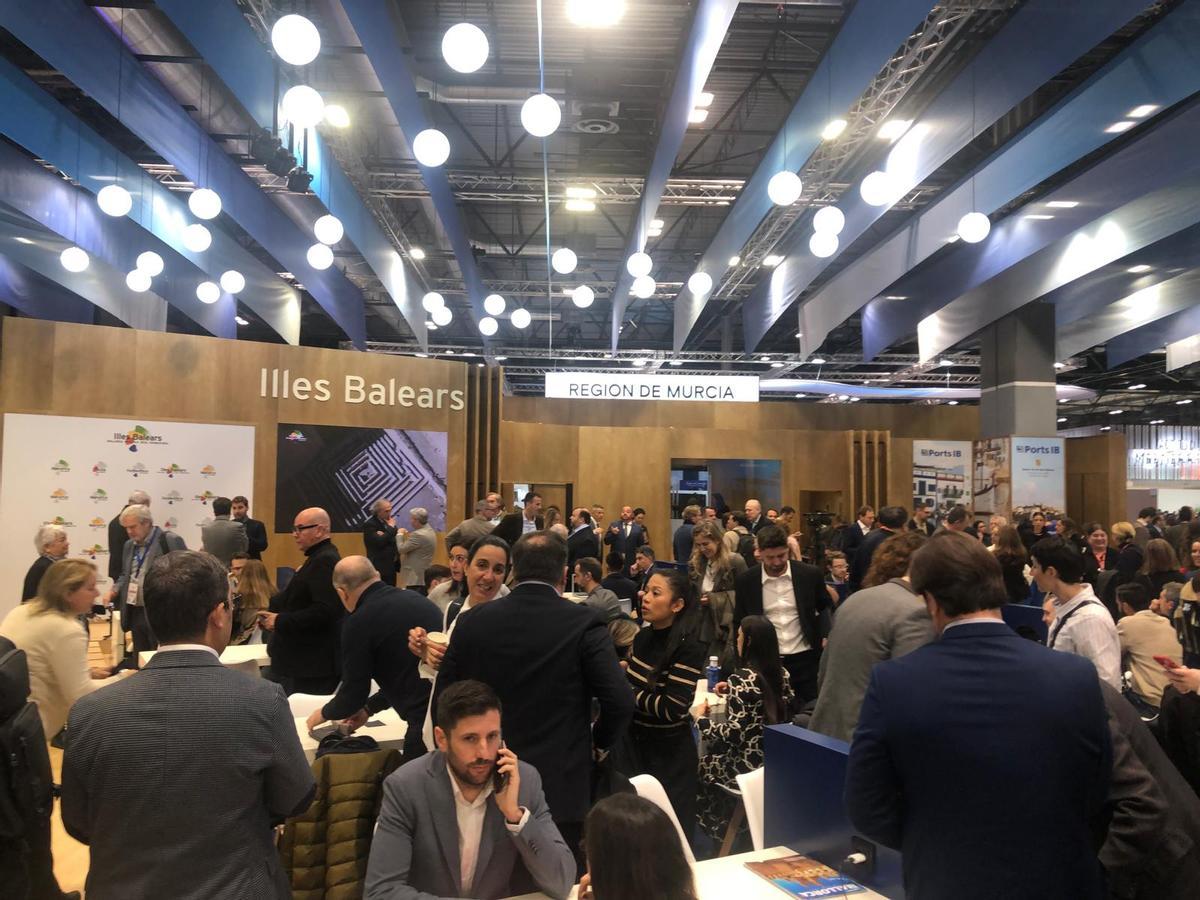 El estand de Balears en Fitur 2025 abarrotado de profesionales del sector.