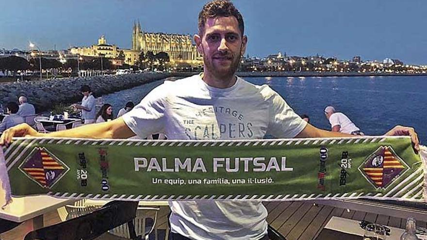 Rafa López posa ayer con la bufanda del Palma Futsal, con la Catedral al fondo.