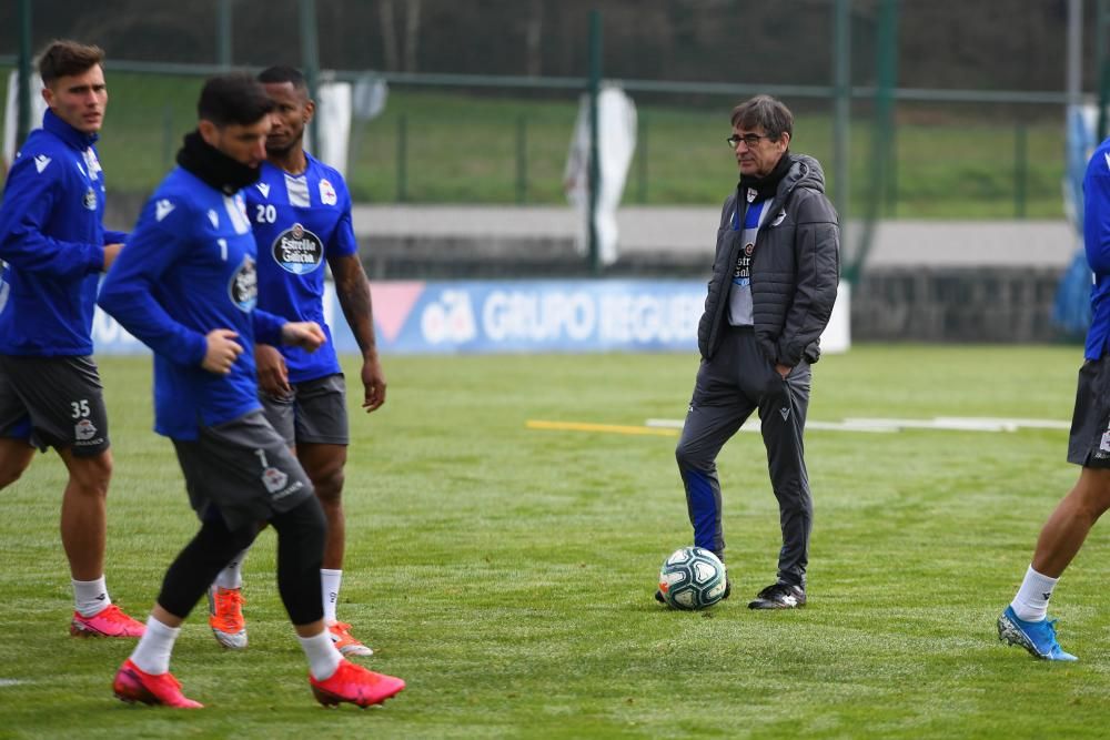 Los jugadores se ejercitan tras el partido ante el Zaragoza.