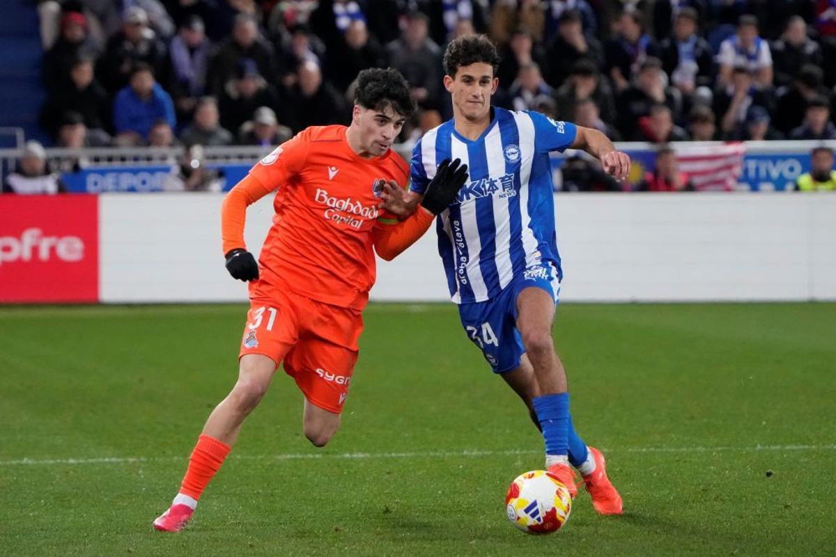 Aitor Mañas pugna por un balón con Jon Martín en el partido de Copa del miércoles.