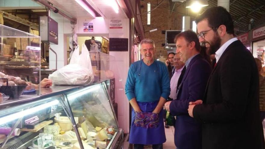 Ignasi Candela durante su visita al Mercado Central de Alicante