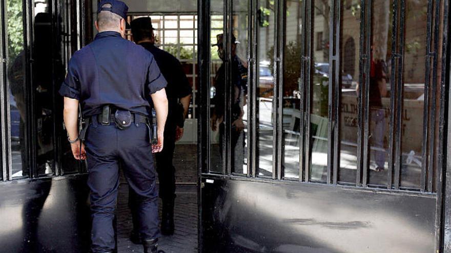 Detenida una empleada de banca por estafar 285.000 euros a tres clientes en Tenerife