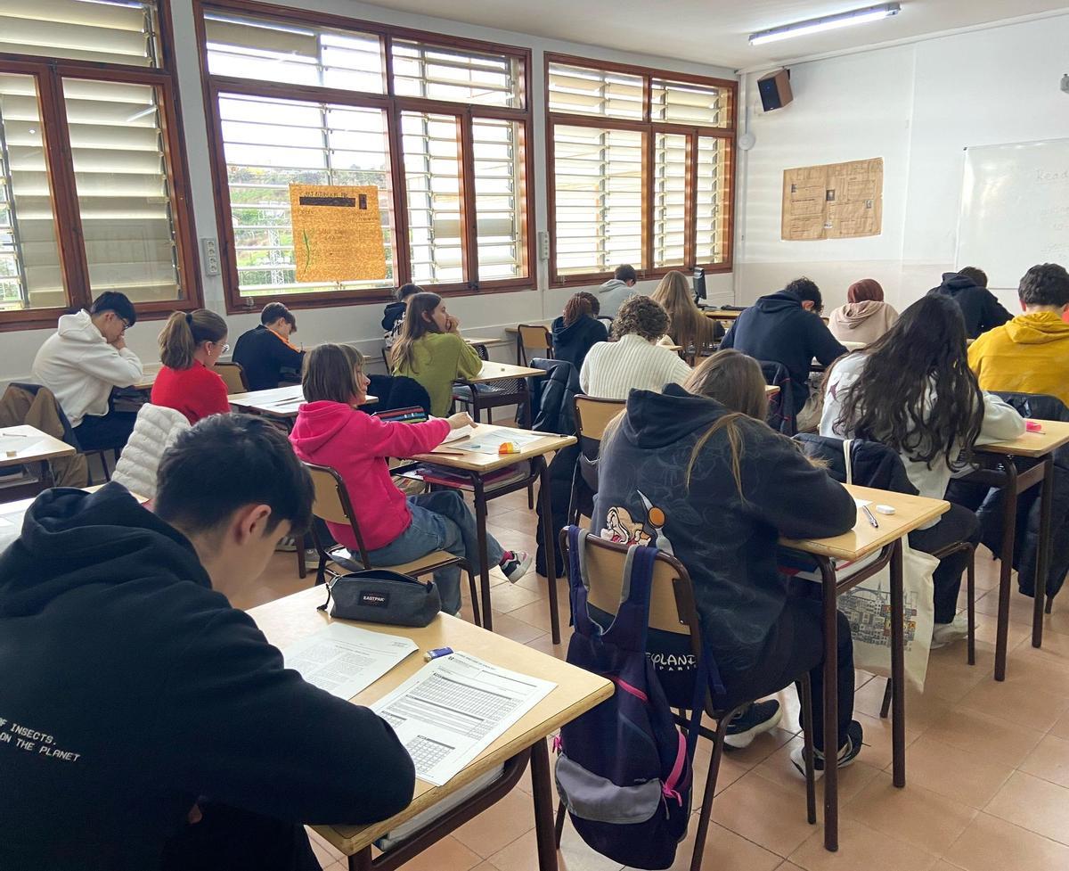 Alumnes fent examens a Solsona