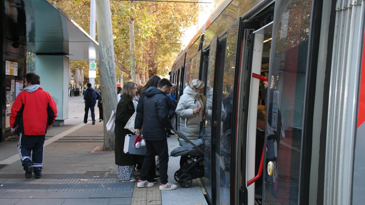 Varias personas acceden al tranvía de Zaragoza.