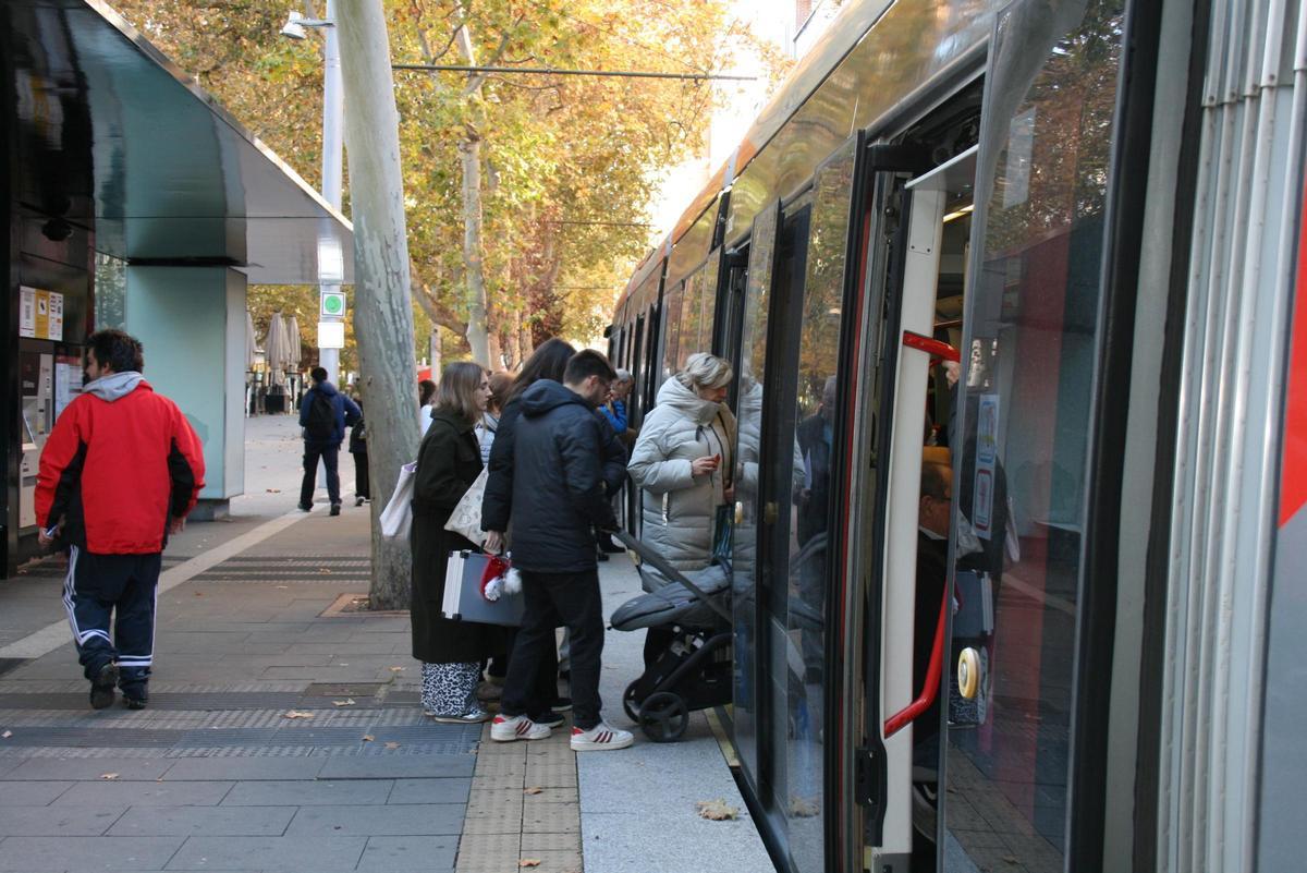 Antes de entrar en el tranvía es necesario dejar salir a las personas del interior para evitar posibles "atascos" en las puertas.