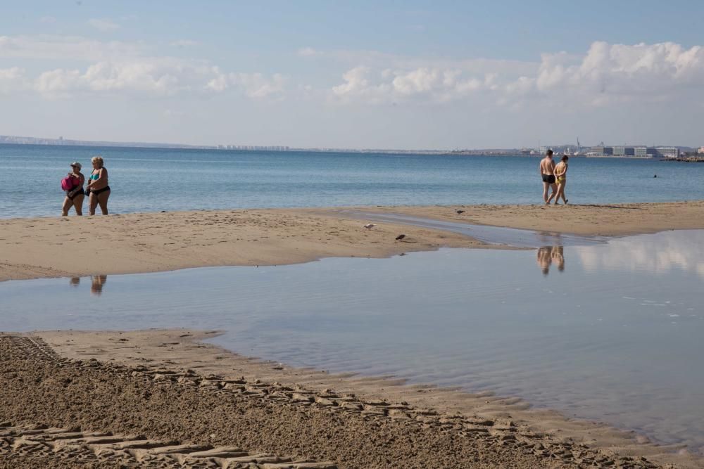 Dos semanas después de la tromba de agua que partió la zona, el ayuntamiento no ha adecentado el arenal