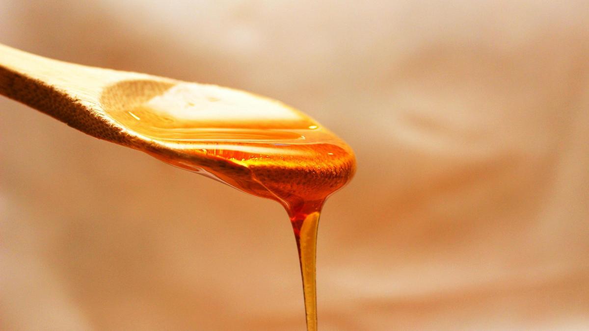 La miel tiene propiedades que pueden aclarar el pelo de forma natural
