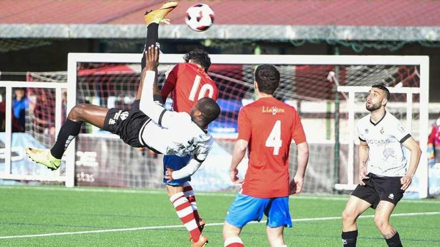 Abraw, del Caudal, hace una chilena ante dos jugadores del Llanera, de espaldas, y Cristian.